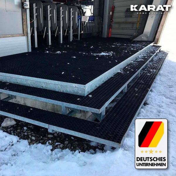 Rutschfeste Gummiringmatten auf Außentreppen im Schnee. Karat Home and Living Logo. Deutsches Unternehmen.