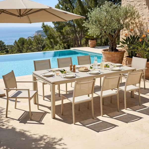 Gartenmöbel-Set bestehend aus einem ausziehbaren Tisch und acht Armlehnstühlen aus Aluminium und Textilgewebe.