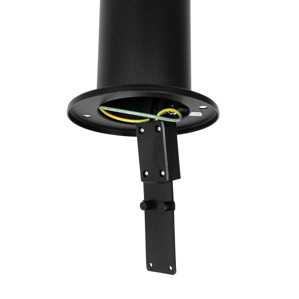 Unterseite einer schwarzen Außenleuchte mit Montagehalterung und Erdungskabel.