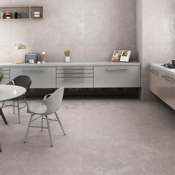 Moderne Küche mit Esstisch und Stühlen, gefliest mit Steinzeugfliesen.