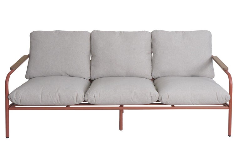 Dreisitzer Gartensofa mit Metallgestell, Armlehnen aus Holz und hellgrauen Stoffpolstern.