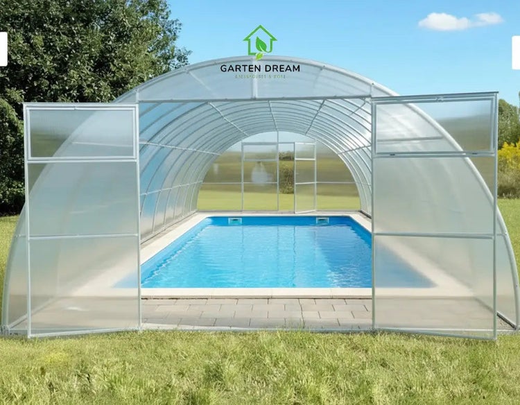 Garten Dream Logo. Bogenförmige Poolüberdachung aus Polycarbonat-Platten mit Metallrahmen und geöffneten Türen. Hell und geräumig.