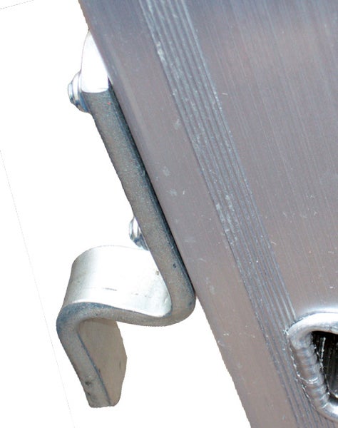 Detailansicht einer Anlegeleiter mit Einhängehaken zur sicheren Befestigung.