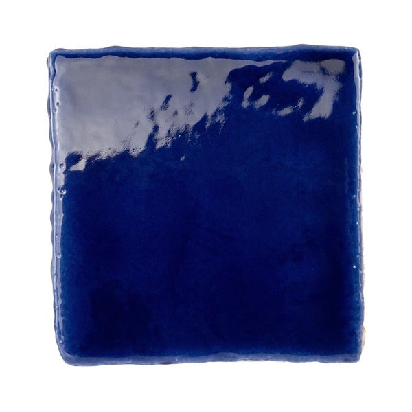 Quadratische Wandfliese mit glänzender Oberfläche in Blau.