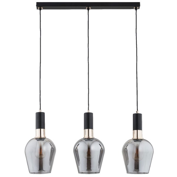 Dreiflammige Pendelleuchte mit rauchgrauen Glasglocken und Fassungen in Metalloptik an einem länglichen Deckenbalken.