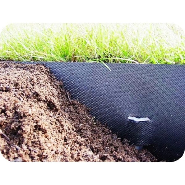 Detailaufnahme eines schwarzen Rasenbordes zwischen Erde und Gras