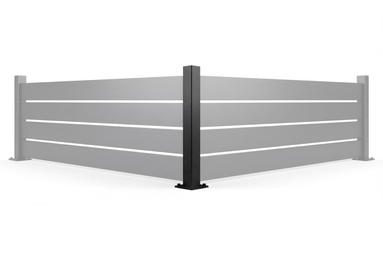 Schwarzer Eckpfosten für einen modularen Gartenzaun mit horizontalen Lamellen und Montagefuß.