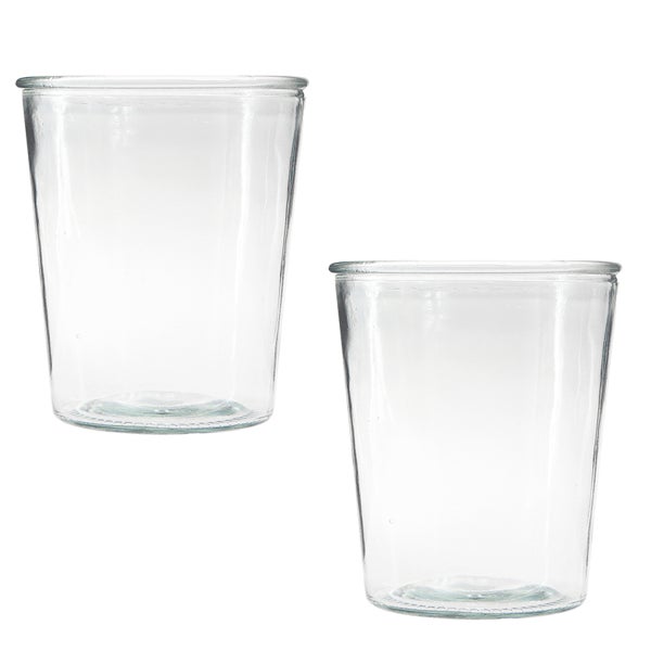 Zwei transparente Trinkgläser aus Glas