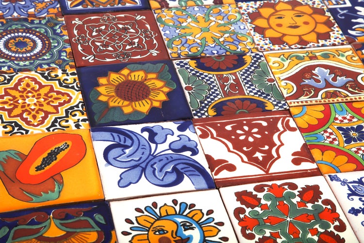 Fliesenmuster mit floralen und geometrischen Motiven