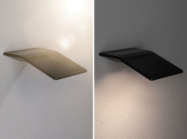Solar-Wandleuchte für den Außenbereich, zeigt den Ladevorgang bei Tageslicht und die Lichtabgabe bei Dunkelheit an einer Wand.