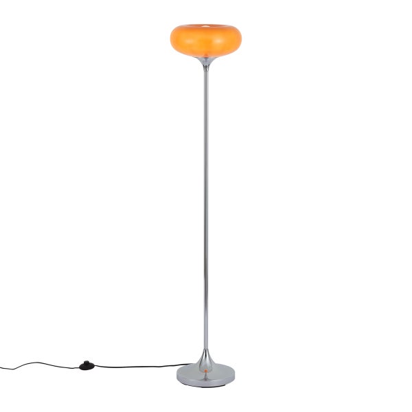 Moderne Stehlampe mit rundem Leuchtenschirm auf einem schlanken Standfuß aus Metall.