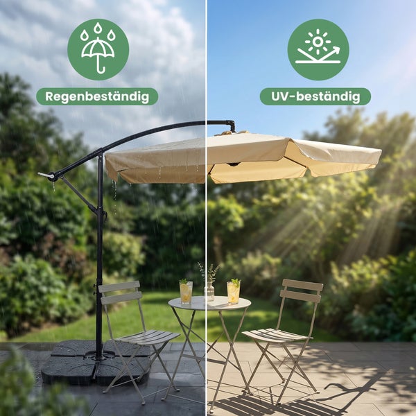 Unteransicht eines beigen Gartenschirms mit schwarzem Metallgestell und Stoffbespannung in einem Garten.