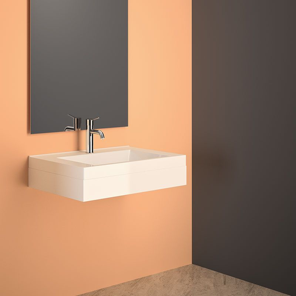 Wandhängendes Waschbecken mit Armatur und Spiegel in modernem Badezimmer Ambiente.
