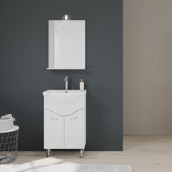Modernes Badezimmermöbel-Set bestehend aus weißem Waschbeckenunterschrank, Keramikwaschbecken und Spiegelschrank mit LED-Beleuchtung und Ablage.