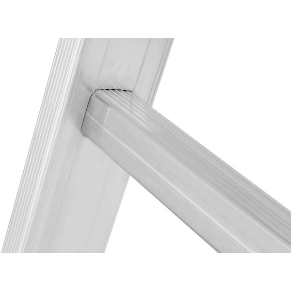 Detailansicht einer Aluminiumleiter, die die Verbindung zwischen Sprosse und Holm zeigt.