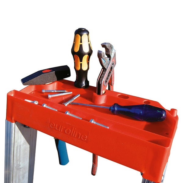 Werkzeugablage mit Hammer, Schraubendrehern, Schraubenschlüssel und Schrauben auf einer Leiter