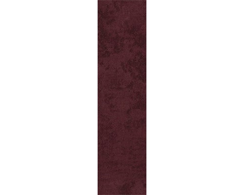 Dunkelroter Teppichläufer mit melierter Textur.
