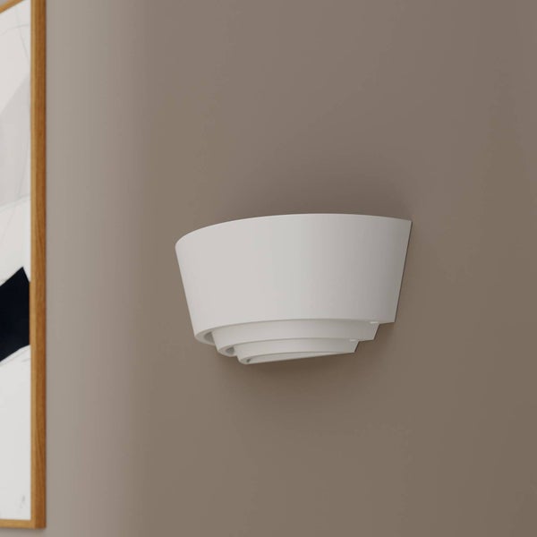 Weiße Wandleuchte aus Gips mit abgestuftem, halbrundem Design.