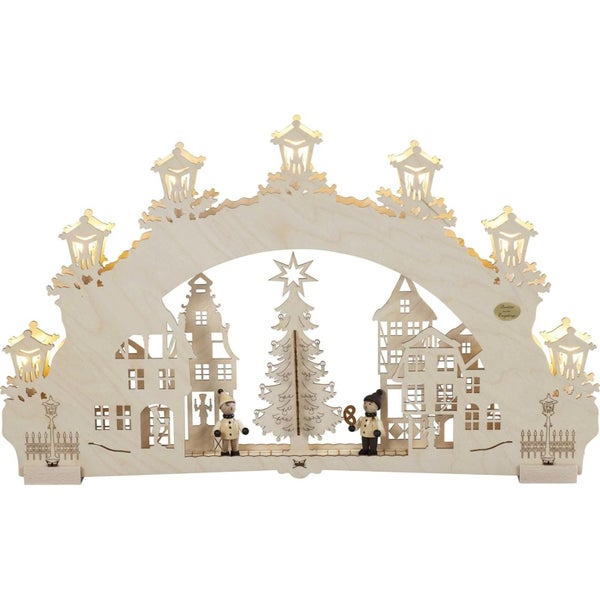 Beleuchteter Schwibbogen aus Holz mit winterlicher Szene, Tannenbaum, zwei Figuren und Laternen-Motiven für weihnachtliche Dekoration.