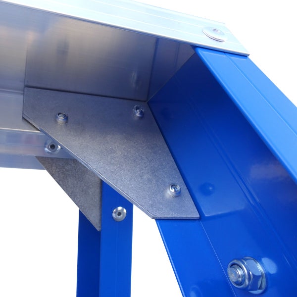 Detailansicht einer Aluminiumleiter mit Metallverstärkungen und Schrauben