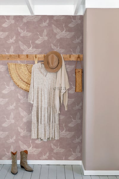 Dekoratives Zimmer mit gemusterter Tapete, Garderobe und Accessoires für einen gemütlichen Eindruck.