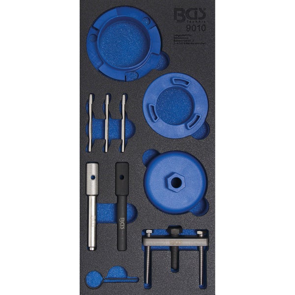 Werkzeug-Satz BGS technic 9010 in Schaumstoffeinlage mit blauen Adaptern, silbernen und schwarzen Bolzen sowie einer Abzieherbrücke.