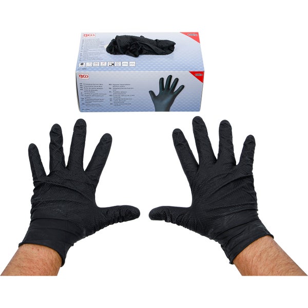 Hände tragen schwarze Einweg-Handschuhe mit Diamantstruktur zur Griffigkeit und die zugehörige Spenderbox mit 100 Stück von BGS Logo