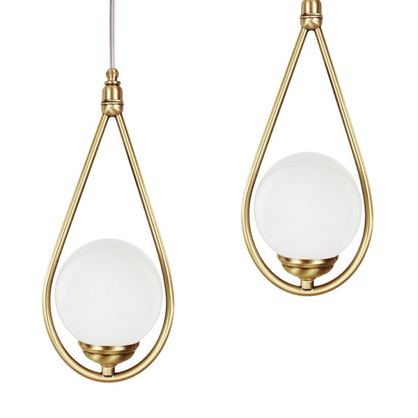 Zwei tropfenförmige Hängeleuchten mit goldenem Rahmen und kugelförmigem Lampenschirm.