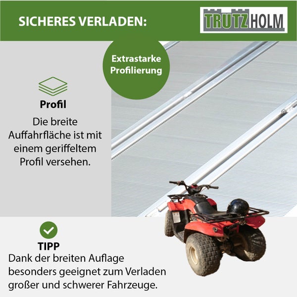 Trutzholm Logo. Breite Auffahrrampe mit geriffeltem Profil für sicheres Verladen schwerer Fahrzeuge, gezeigt mit einem roten Quad.