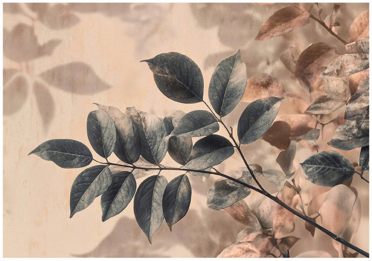 Nahaufnahme von Blättern und Zweigen, die ein organisches Muster bilden.