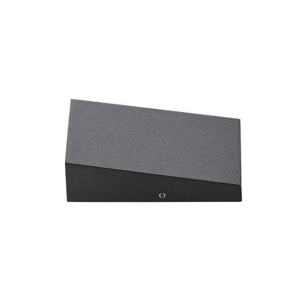 Moderne keilförmige Außenwandleuchte aus dunkelgrauem strukturiertem Metall.