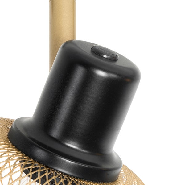 Detail einer Deckenleuchte mit schwarzem Lampenkopf und goldfarbenem Lampenschirm.