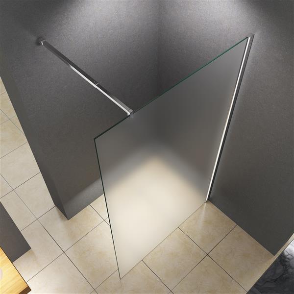 Walk-In-Duschwand aus Glas mit einer Stabilisierungsstange aus Metall in einem modernen Badezimmer mit Fliesenboden.