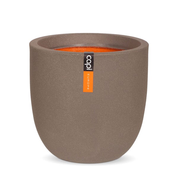 Runder Capi Europe Blumentopf in Taupe aus Kunststoff mit strukturierter Oberfläche.