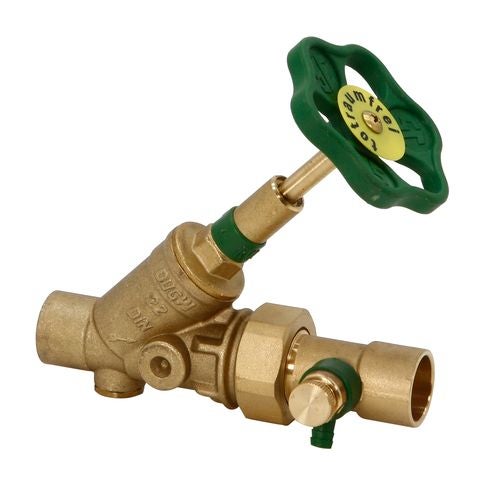 Schrägsitzventil aus Messing mit grünem Handrad und Entleerungsventil für die Wasserinstallation.