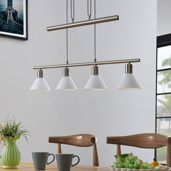 Pendelleuchte mit vier Lampen und weißen Schirmen über einem Esstisch