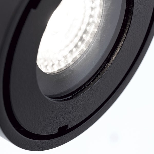 Runder LED-Strahler mit schwarzem Gehäuse und eingeschaltetem Licht in der Nahaufnahme.