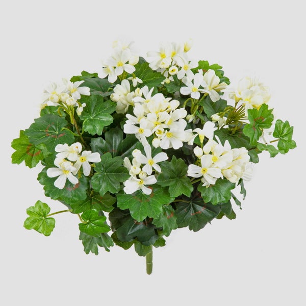 Künstliche Geranie mit weißen Blüten und grünen Blättern.