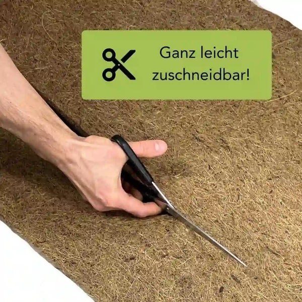 Eine Hand schneidet eine Kokosfaser Fußmatte mit einer Schere zu. Der Text weist darauf hin, dass die Matte leicht zuschneidbar ist.