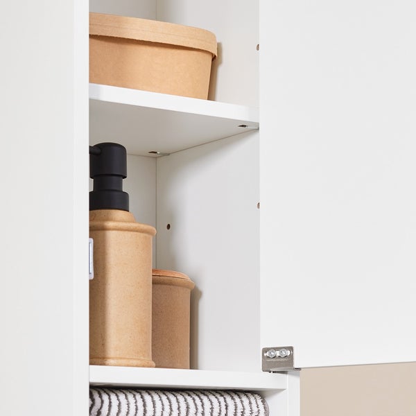 Innenraum eines weißen Badezimmerschranks mit Behältern, Seifenspender und Handtüchern