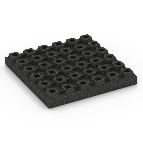 Quadratische Gummimatte aus schwarzem Gummigranulat mit Gitterstruktur und Drainage-Löchern.