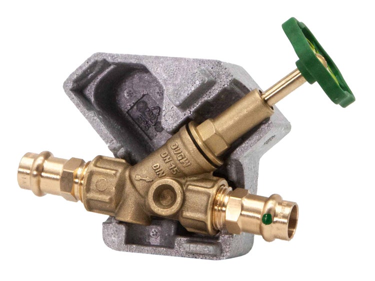Schrägsitzventil Nennweite 15 aus Messing mit Pressanschluss, Dämmschale und grünem Handrad.