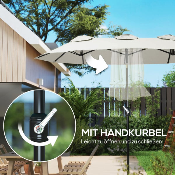 Großer Doppel-Sonnenschirm mit Detailansicht der Handkurbel zum einfachen Öffnen und Schließen auf einer Terrasse im Garten.