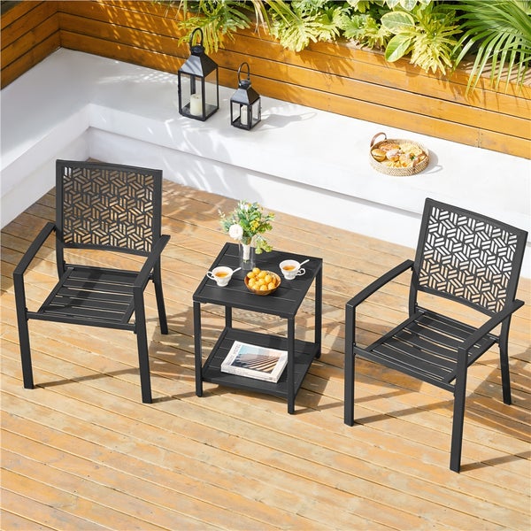 Gartensitzgruppe mit zwei Stühlen und einem Tisch auf einer Terrasse