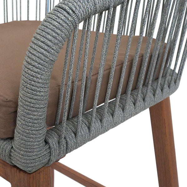 Detailaufnahme eines Stuhls mit Seilbespannung und Sitzkissen