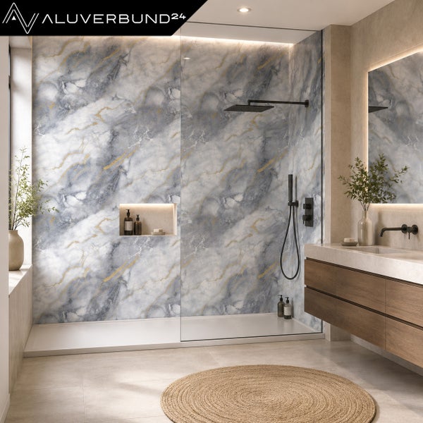 Modernes Badezimmer mit begehbarer Dusche, Wandpaneelen in Marmoroptik, schwarzen Armaturen und Holz-Waschtisch. Aluverbund24 Logo.