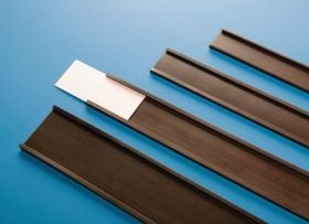 Set aus Schienen oder U-Profilen zur Befestigung von Paneelen oder Schildern