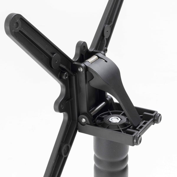 Schwarzer Kunststoff-Klappmechanismus mit Gelenk, Feder und Haltearmen für Werkzeuge.