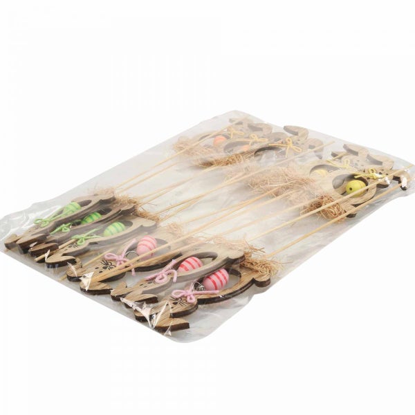 Verpackung mit hölzernen Osterhasen am Stab, dekoriert mit Ostereiern und Schleifen