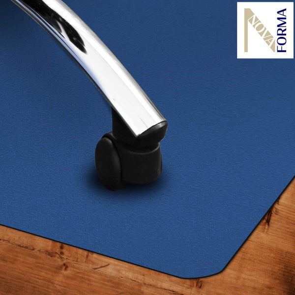 Blaue Bodenschutzmatte für Bürostühle auf Holzfußboden mit verchromter Stuhlrolle und Nova Forma Logo.